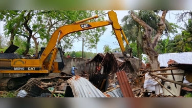 পাইকগাছায় পানি উন্নয়ন বোর্ডের জায়গায় অবৈধ স্থাপনা উচ্ছেদ