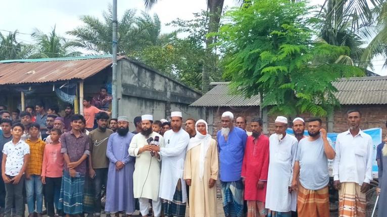 পাইকগাছায় লোডশেডিং ও বাড়তি বিলের প্রতিবাদে মানববন্ধন