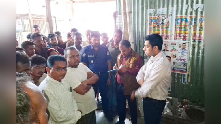 আগৈলঝাড়ায় বিপুল পরিমান তেল মজুদ করায় ভ্রাম্যমাণ আদালত ব্যবসায়ীকে জরিমানা