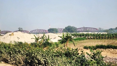 ভেড়ামারায় বালুর স্তূপে বিপন্ন দুই সেতু