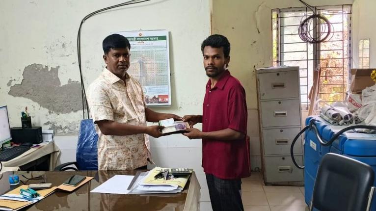 কুড়িয়ে পাওয়া নগদ টাকা মালিককে বুঝিয়ে দিলেন শফিকুল