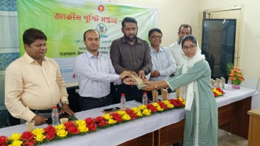 আগৈলঝাড়ায় জাতীয় পুষ্টি সপ্তাহের সমাপনী অনুষ্ঠানে বিজয়ীদের মাঝে পুরস্কার বিতরণ