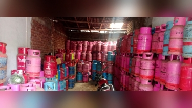 ভেড়ামারায় এলপিজি গ্যাসের বাজারে নৈরাজ্য, নির্ধারিত দামের চেয়ে বেশিতে বিক্রি