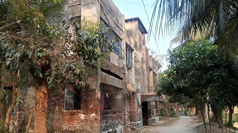 পরিত্যক্ত কোয়ার্টারেই বাস, বিপদের মুখে কয়রার সরকারি কর্মকর্তারা
