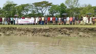 তালতলীতে তিন গ্রাম নদী ভাঙ্গনরোধে মানববন্ধন