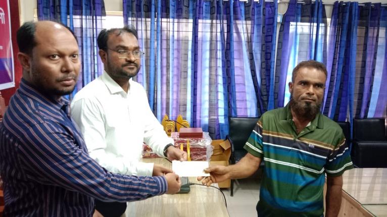 কাঁঠালিয়ায় অগ্নিকান্ডে ক্ষতিগ্রস্থদের মাঝে চেক বিতরণ