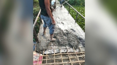 আগৈলঝাড়ায় ব্রীজের ঢালাইয়ে রডের পরিবর্তে বাশ