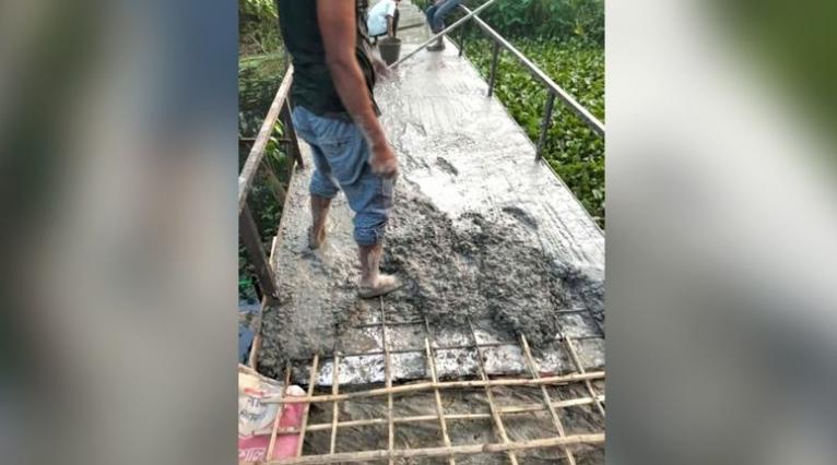 আগৈলঝাড়ায় ব্রীজের ঢালাইয়ে রডের পরিবর্তে বাশ