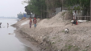 শেষ হয়নি তিস্তার বামতীর রক্ষার কাজ,আতংকে তিস্তা পাড়ের মানুষ