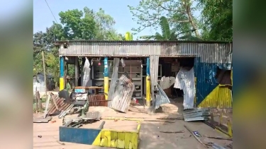 টাঙ্গাইলে মাইকে ঘোষণা দিয়ে দুই গ্রামের সংঘর্ষ, অর্ধশতাধিক বাড়িঘর ভাঙচুর