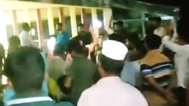 লালমোহনে তেল না পেয়ে মধ্যরাতে ইউএনওর বাসভবনের সামনে বিক্ষোভ
