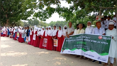 চিকনাই নদীর তীরে মানববন্ধন
