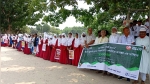 চিকনাই নদীর তীরে মানববন্ধন