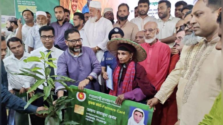 নেছারাবাদে ৫০০ কৃষক-কৃষাণীর মাঝে কৃষক কার্ড বিতরণ
