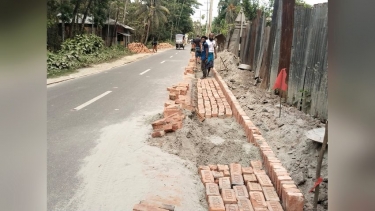 লালমোহনে সড়ক সম্প্রসারণে অনিয়ম, কর্তৃপক্ষের ভূমিকা প্রশ্নবিদ্ধ