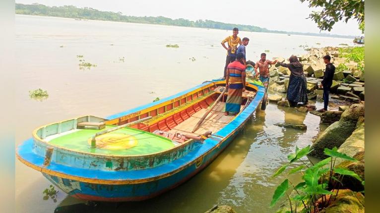 খেয়াঘাটে সিঁড়ি নেই, জীবনের ঝুঁকি নিয়ে ট্রলারে উঠছে যাত্রীরা