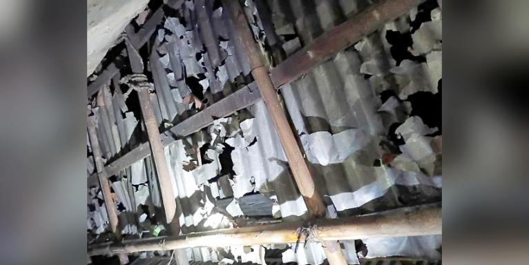 ফুলবাড়ীতে শিলাবৃষ্টিতে আম, লিচু ও ধানের ব্যাপক ক্ষতি, শিলার আঘাতে ঝাজরা হয়ে গেছে ঘরের টিন