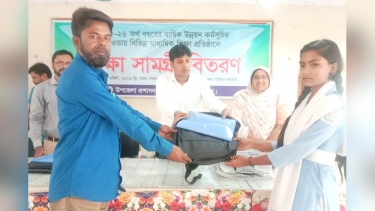 তারাকান্দায় শিক্ষার্থীদের মাঝে শিক্ষা সামগ্রী বিতরণ
