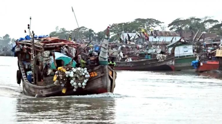 তেল পেয়ে অবশেষে সমুদ্রে নামলো শতাধিক মাছ ধরার ট্রলার