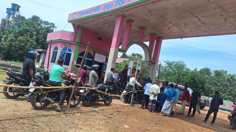 পীরগঞ্জে ফুয়েল কার্ডে পাল্টে গেছে ফিলিং স্টেশনের চিত্র