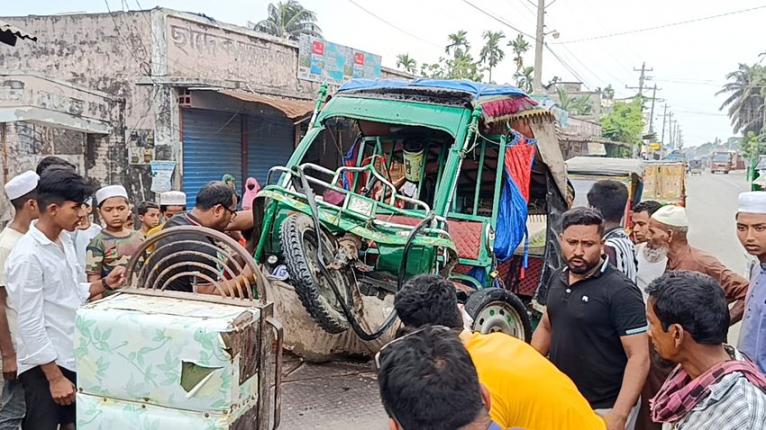 লালমোহনে অটোরিকশা-পিকআপ সংঘর্ষে আহত ৬