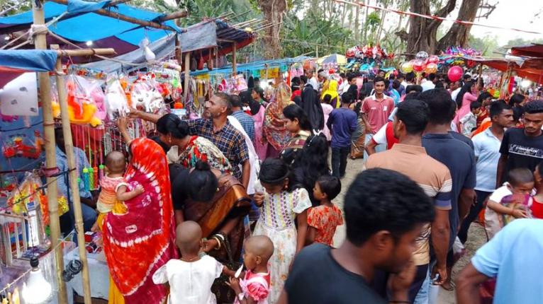 ফুলবাড়ীর ২০০ বছরের পুরনো মহদিপুর শিব-কালী-দুর্গা মন্দিরে মন্ডপ মেলায় নর-নারীদের মিলনমেলা