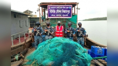 পটুয়াখালীর মহিপুরে কোস্ট গার্ডের সাফল্য: ৬টি অবৈধ জালসহ বোট জব্দ