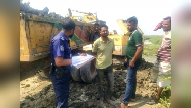 চাটমোহরে ৩ মাটি খেকো আটক থানায় মামলা, ব্যাটারি জব্দ