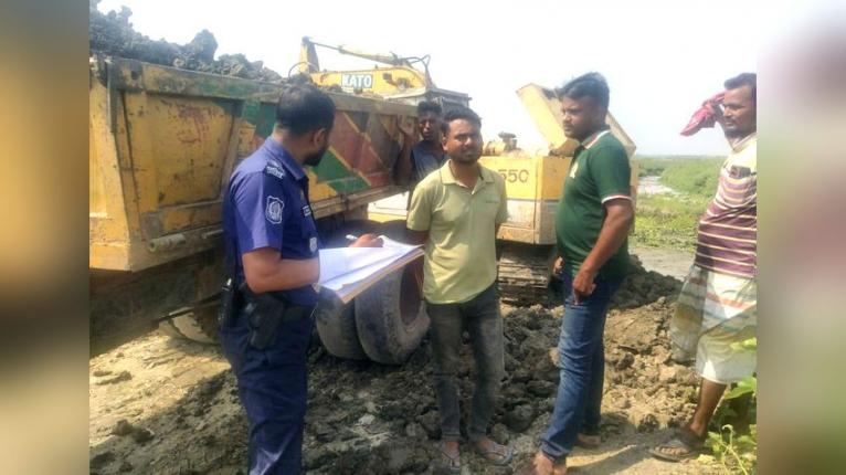 চাটমোহরে ৩ মাটি খেকো আটক থানায় মামলা, ব্যাটারি জব্দ