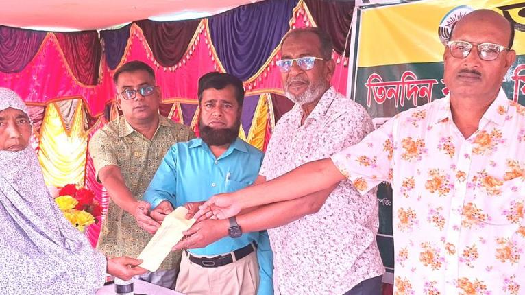 সুজানগরে আশার উদ্যোগে সদস্যের অবসর ভাতা প্রদান