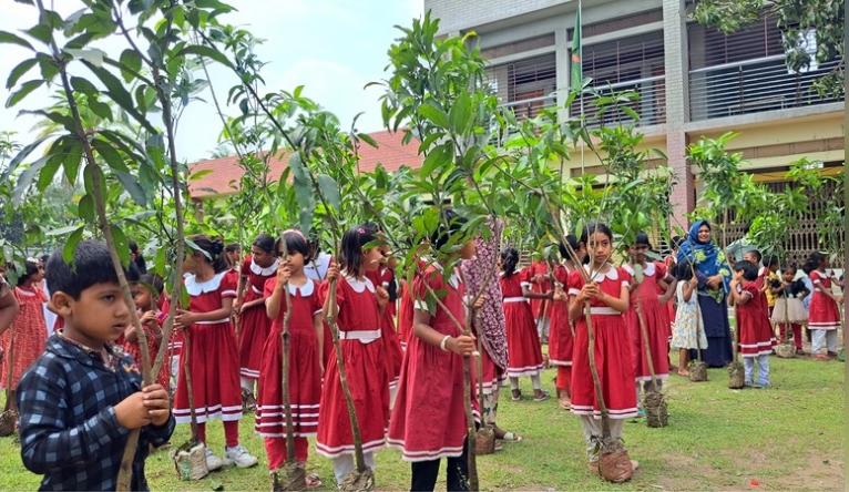 শিশু শিক্ষার্থীদের মাঝে গাছের চারা বিতরণ