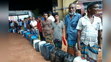 আগৈলঝাড়ায় ফিলিং স্টেশনে ফুয়েল কার্ড ও কন্টিন নিয়ে কৃষকদের দীর্ঘ লাইন