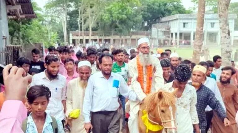 ঘোড়ার চড়িয়ে শিক্ষকের রাজসিক বিদায়