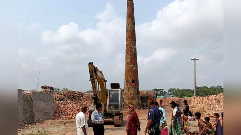 কলাপাড়ায় ভ্রাম্যমাণ আদালতের অভিযান, তিন ইটভাটাকে ৪ লাখ টাকা জরিমানা