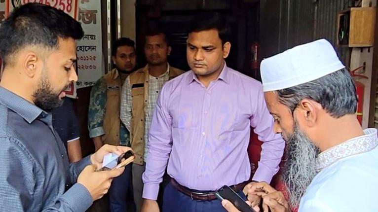 দোহারে গ্যাসের বোতল বেশি দরে বিক্রি,ডিলারকে জরিমানা