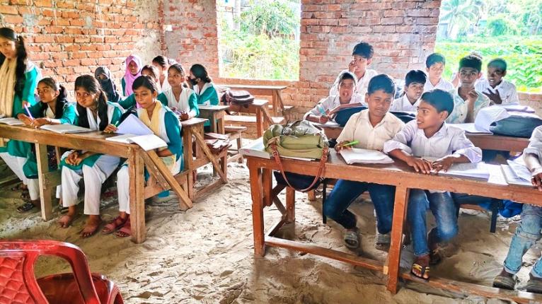 ভবন সংকটে বিপাকে আদর্শ মাধ্যমিক বিদ্যালয়, বালুর ওপর চলছে শিক্ষার্থীদের পাঠদান