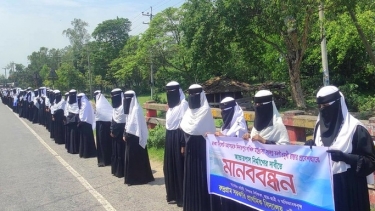 ঢাকা-সিলেট মহাসড়কের দিনারপুর দাখিল মাদ্রাসার সামনে আন্ডারপাসের দাবিতে মানববন্ধন