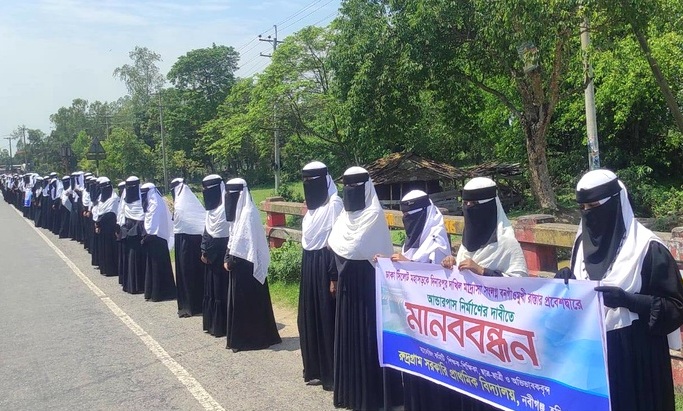 ঢাকা-সিলেট মহাসড়কের দিনারপুর দাখিল মাদ্রাসার সামনে আন্ডারপাসের দাবিতে মানববন্ধন