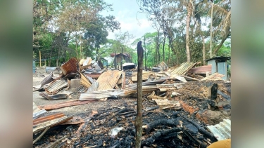 আগৈলঝাড়ায় ভয়াবহ অগ্নিকাণ্ডে তিন ভাইয়ের পরিবার সর্বশান্ত