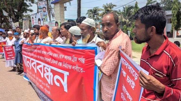 দশমিনায় ভাঙনের ঝুঁকিতে বিভিন্ন স্থাপনা, টেকসই রাস্তা নির্মাণের দাবিতে মানববন্ধন