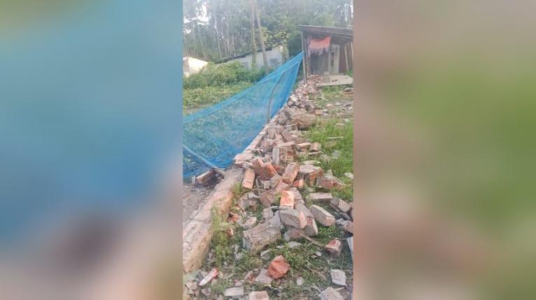 লালমোহন নয়ানীগ্রামে মসজিদের সীমান প্রাচীর ভেঙ্গে দিলো কাউন্সিলর
