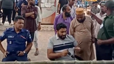ভেড়ামারায় মোটরসাইকেলের বৈধ কাগজপত্র যাচাই করে জ্বালানি তেল সরবরাহ