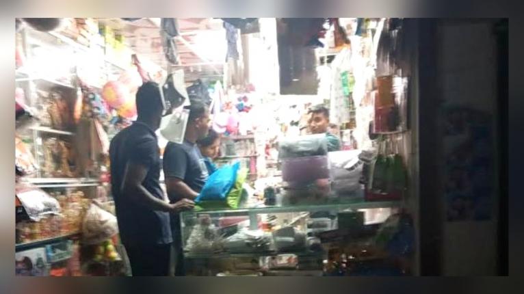 কাউখালীতে দোকান বন্ধের নির্দেশনা মানছে না অনেক ব্যবসায়ীরা