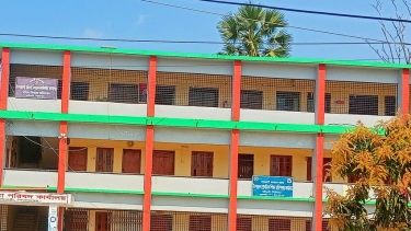 কাউখালীতে সরকারি প্রাথমিক বিদ্যালয়ে নোংরা পরিবেশে চলছে পাঠদান