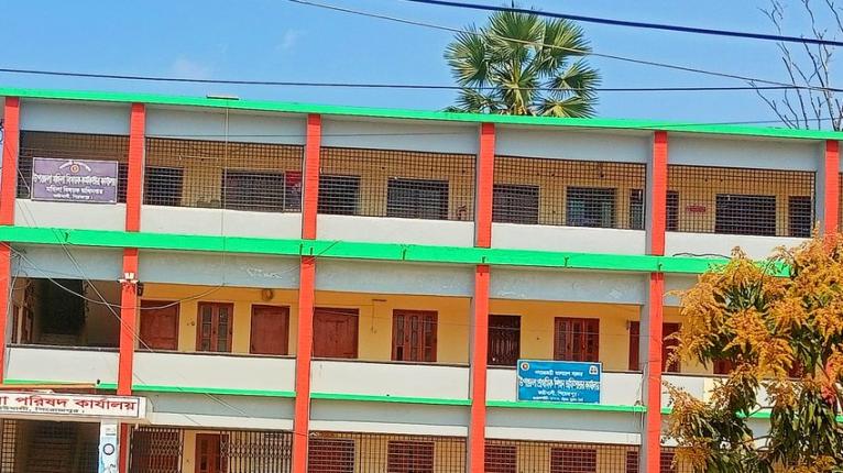 কাউখালীতে সরকারি প্রাথমিক বিদ্যালয়ে নোংরা পরিবেশে চলছে পাঠদান
