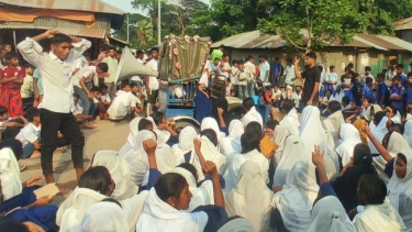হাতিয়ায় শিক্ষিকাকে অপদস্থের প্রতিবাদে বখাটের বিরুদ্ধে শিক্ষার্থীদের বিক্ষোভ