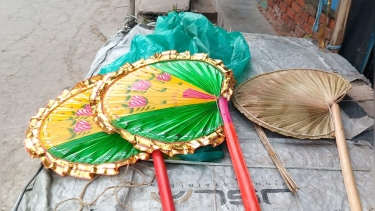 বিদ্যুতের লুকোচুরি আর ভ্যাপসা গরমে কদর বাড়ছে ‘হাতের তৈরি’ পাখার