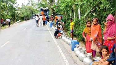 এক টিউবওয়েলেই পাঁচ গ্রামের মানুষের ভরসা