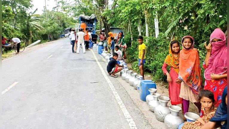 এক টিউবওয়েলেই পাঁচ গ্রামের মানুষের ভরসা