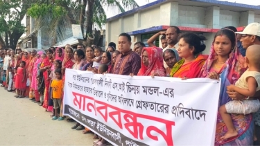পাইকগাছার পুলিশ কর্মকর্তার মায়ের খুনিদের গ্রেফতারের দাবিতে মানববন্ধন